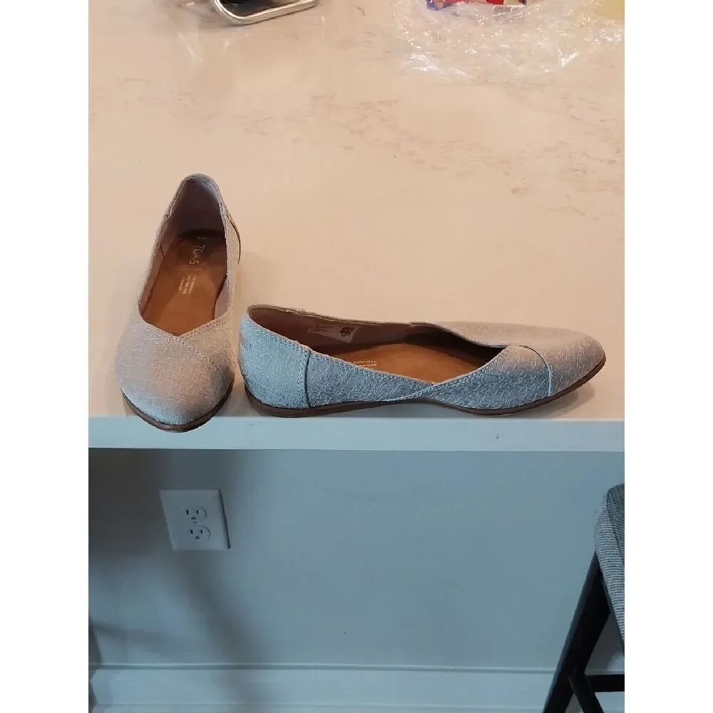 TOMS Women's Classic Linen Look Flats in Light Grey....SIZE 6
